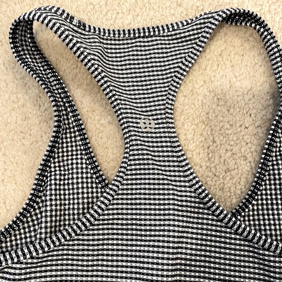 Lululemon work out tank size 8 - Picture 2 of 2